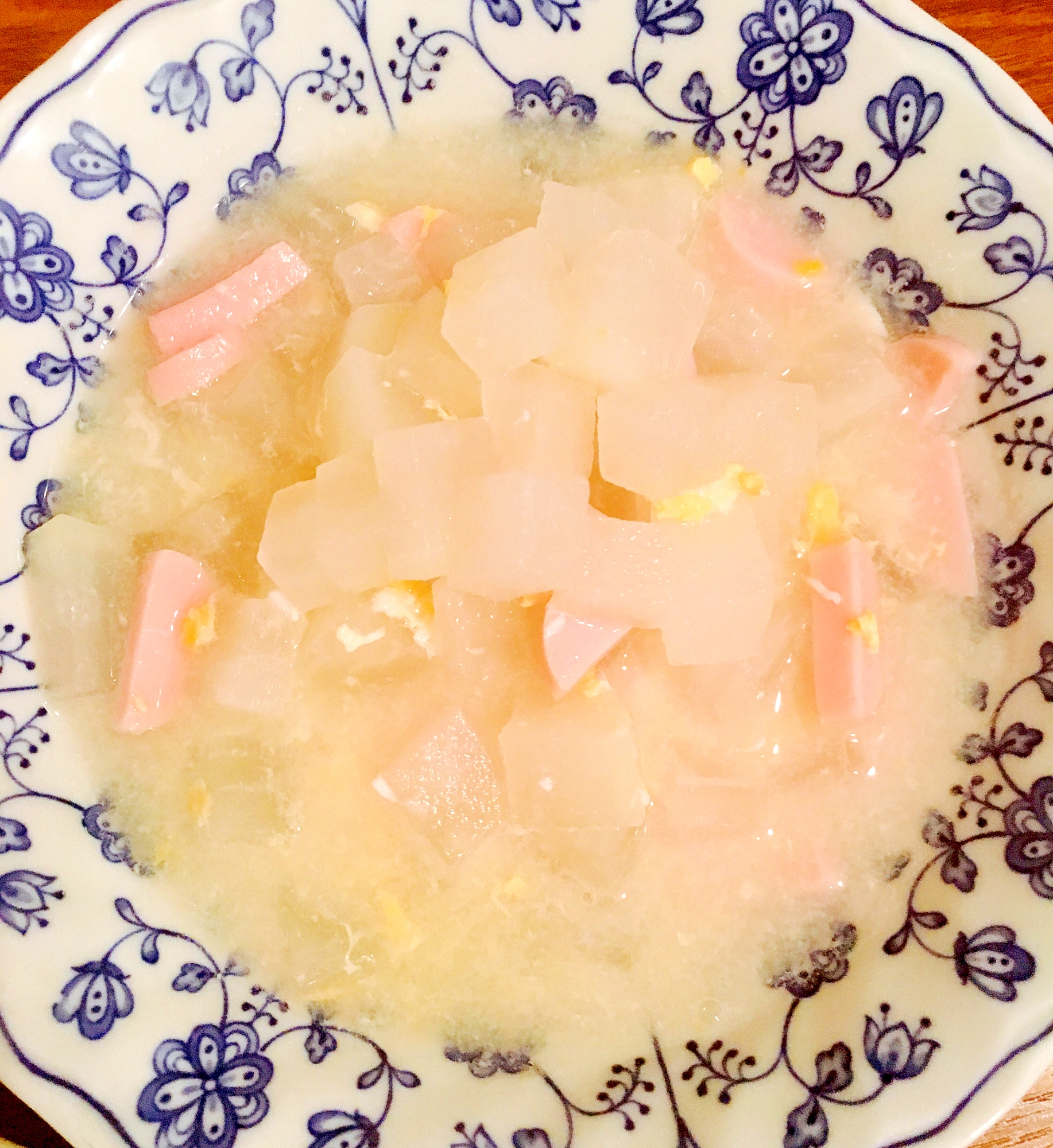 大根と魚肉ソーセージと卵のスープ