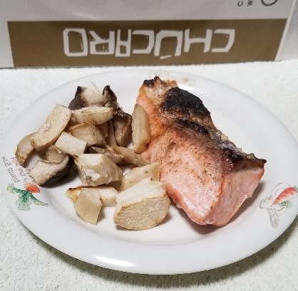 鮭はどんな味付けでも美味しいですが、ムニエルにするとあまり魚を食べないkidsも食べてくれるので有難いです︎☺︎