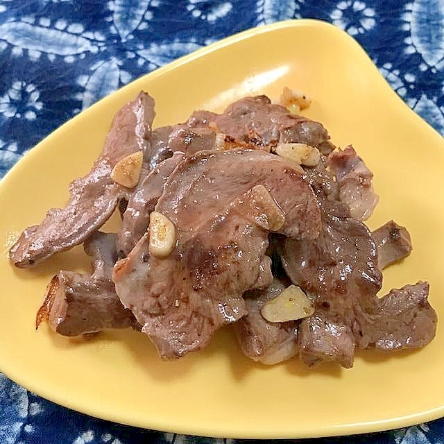 黄色い器に盛り付けた豚ハツのガーリック焼き