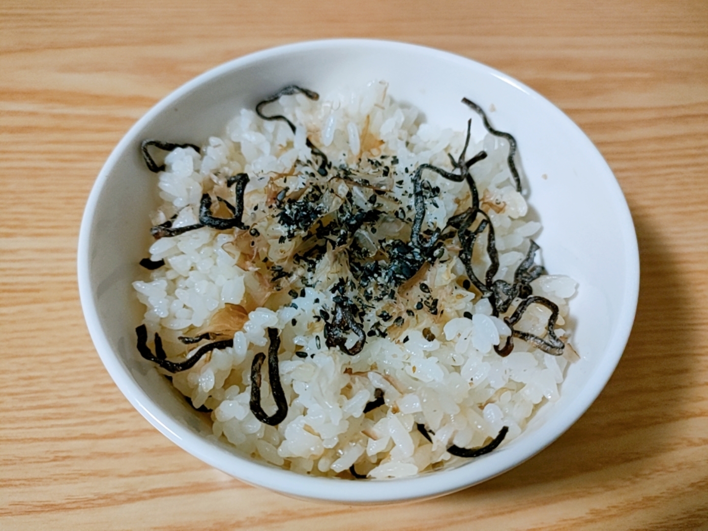 簡単☆おかかと塩昆布と黒すりごまのご飯
