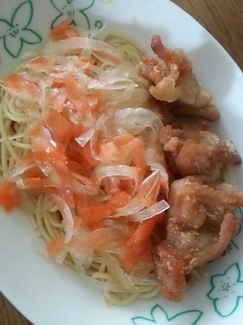 玉ねぎと人参と唐揚げの冷麺