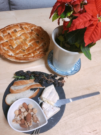 クリスマスイブに初めてアップルパイを焼きました。思ったより早くできて、他のこともできてよかったです！