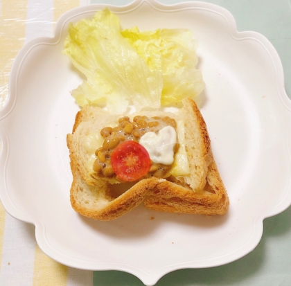 納豆とプチトマトのマヨトースト