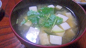 豆腐とワカメと三つ葉の味噌汁
