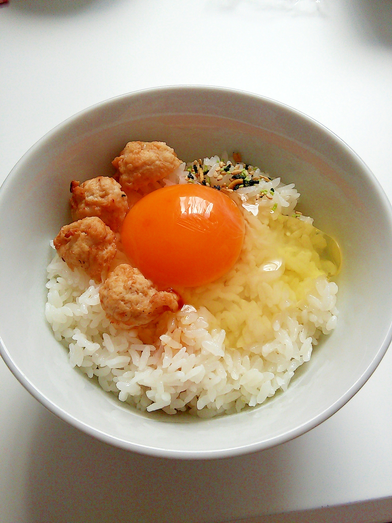 アレンジ☆鶏つくねとわかめふりかけのたまごかけご飯