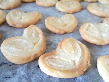 簡単ですごーーーく美味しいです♪成形する際、生地が柔らかくなっめしまったので、一旦冷蔵庫で冷やしてから切ったらいい感じのハート型になりました(^^)v