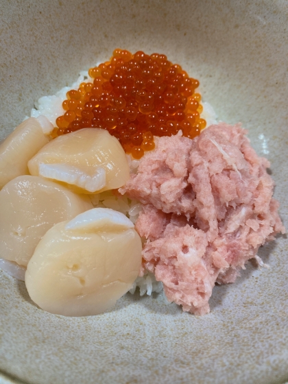 大満足‼ホタテといくらの海鮮丼