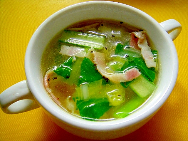 白菜と小松菜ベーコンのコンソメスープ