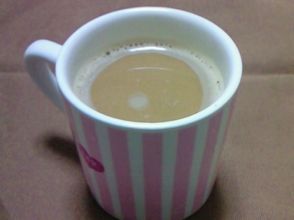 今日は寝坊ではありませぬ＾＾笑）
ミルクたっぷりのカフェインレス！お砂糖も入れて
コーヒー牛乳状態でほっこり～♪
楽ちんコーヒー万歳～＼（＾＾）／