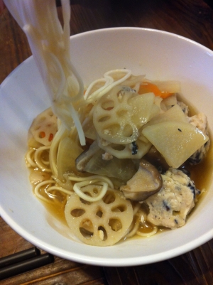 つるりん鶏団子うどん☆根菜スープ