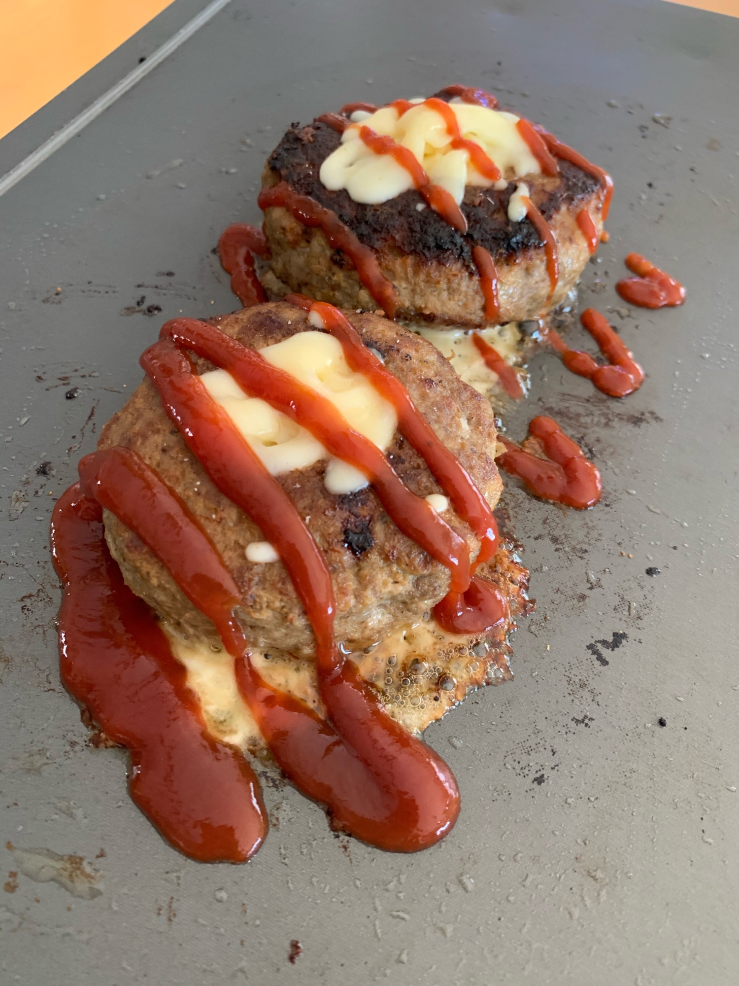 ホットプレートで楽しく！チーズの泉バーグ