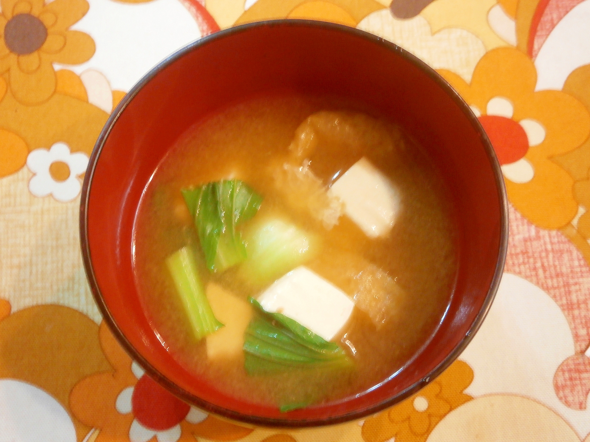 豆腐・チンゲン菜・油揚げの味噌汁