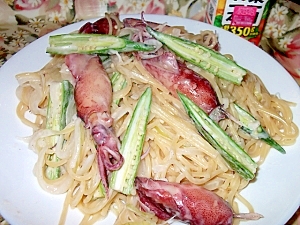 白いお皿に盛り付けられたホタルイカとオクラのクリームチーズパスタ