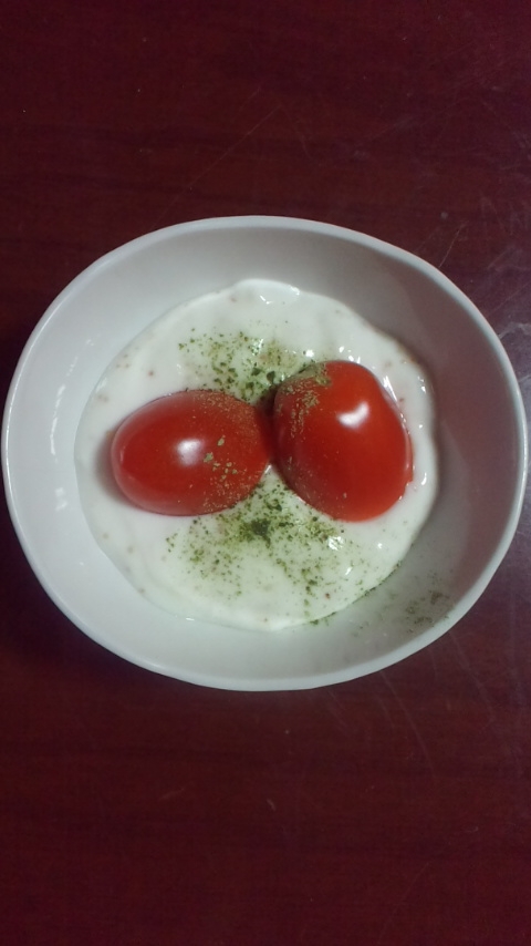トマトとシリアルのヨーグルト