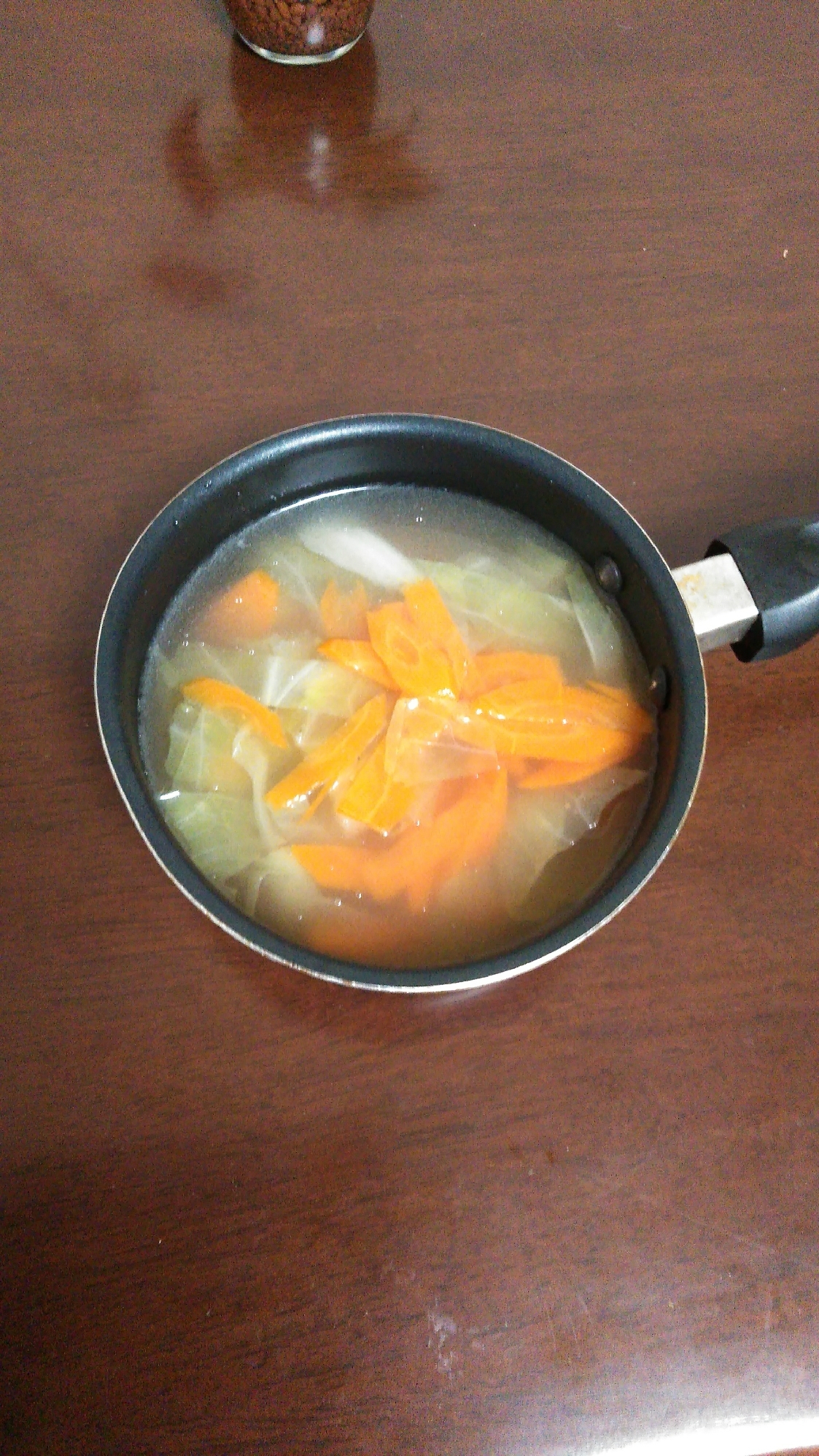 野菜入り鶏スープ