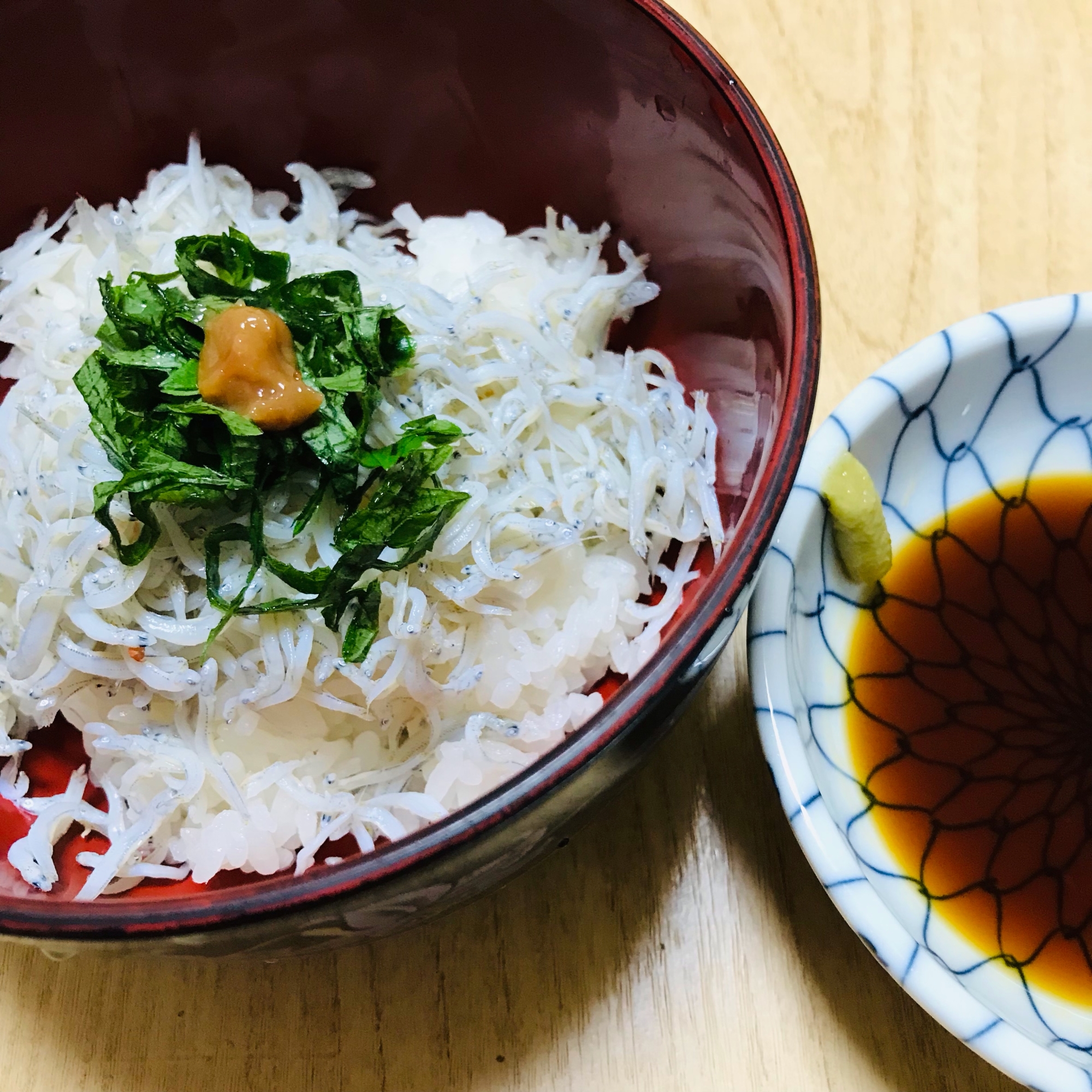 紫蘇と梅肉のせシラス丼