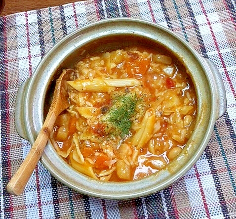 土鍋に入ったミネストローネの卵リゾット