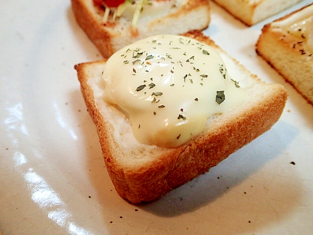 クリチとゆで卵とスライスチーズのミニトースト