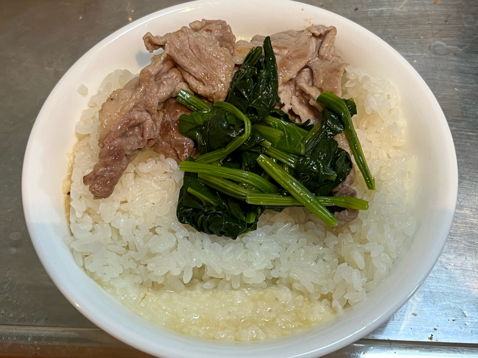 豚小間肉とほうれん草のとろろ丼