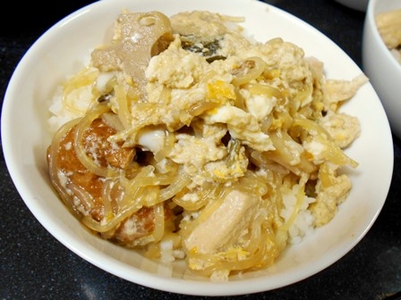 残ったお揚げと豆腐と水菜のすき煮で　揚げ卵丼