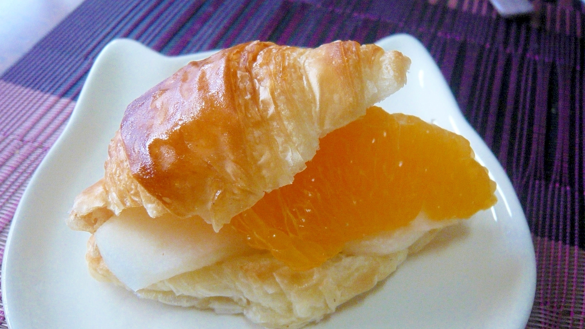 白い皿に盛られた、クロワッサンフルーツサンド