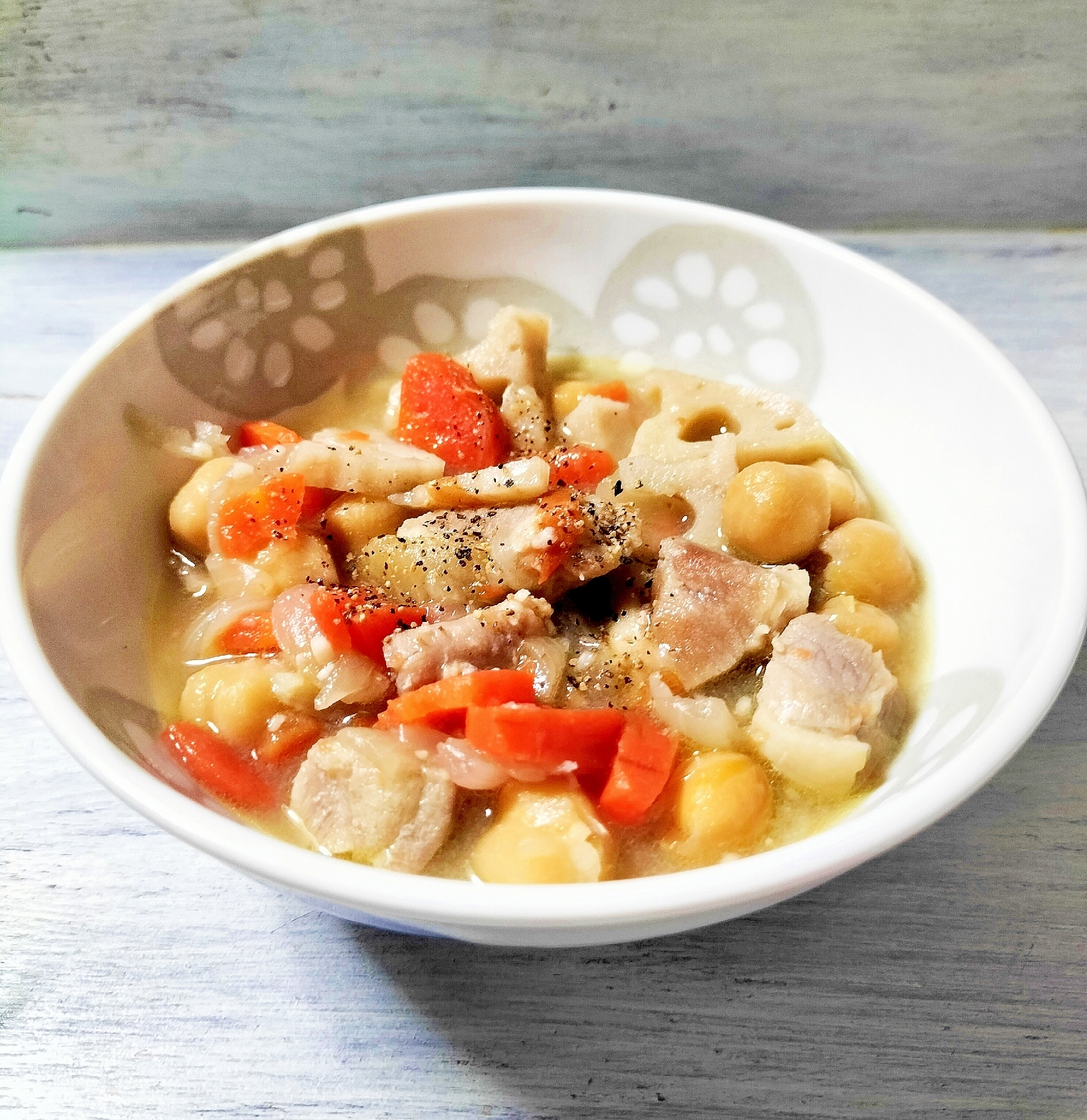 ガルバンゾーと鶏肉のスープ煮