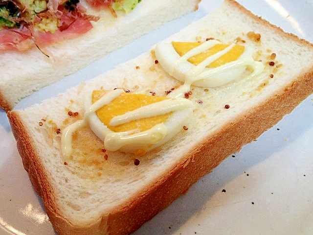 マスタード/マヨで　ゆで卵のトースト