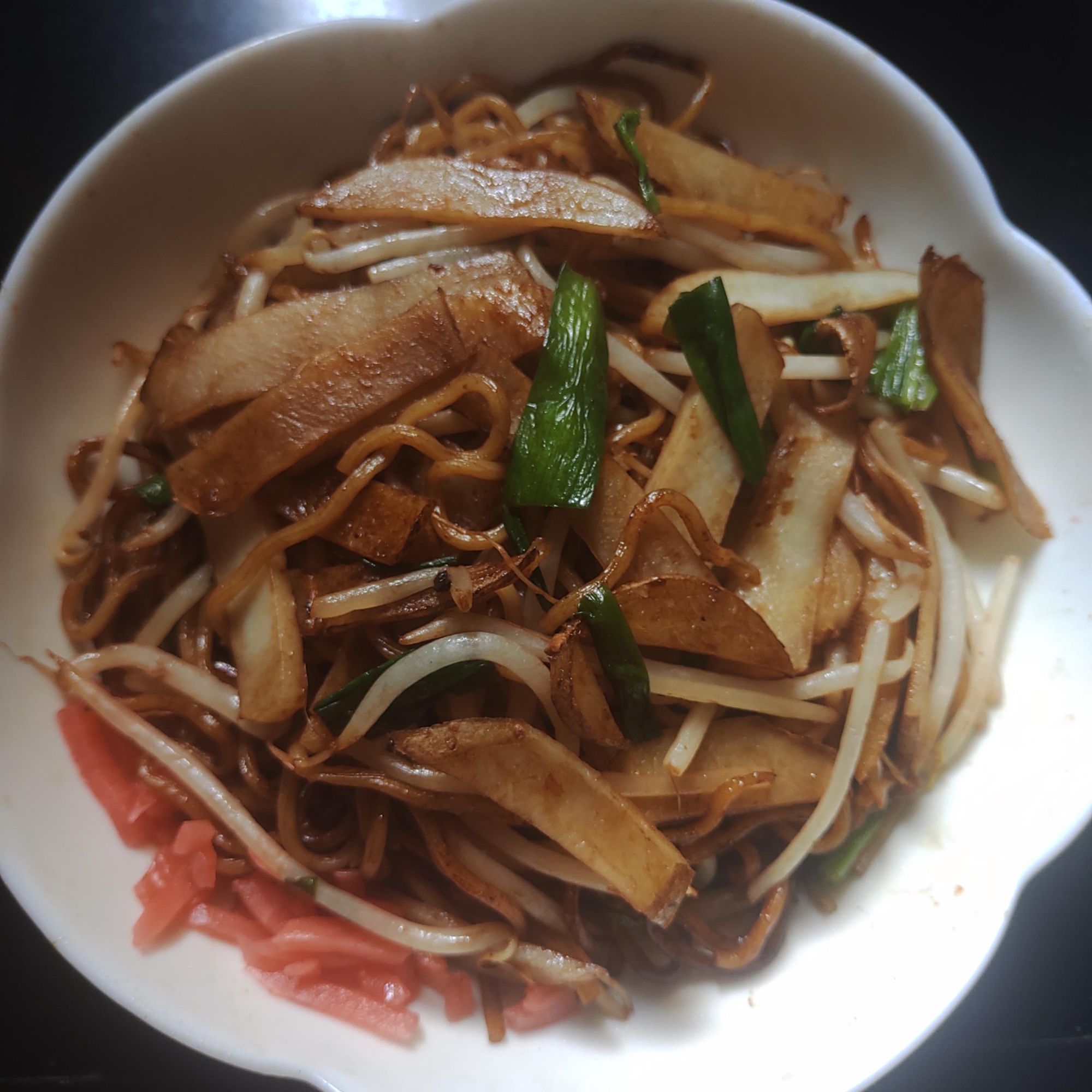 じゃがいも、もやし、にらの焼きそば