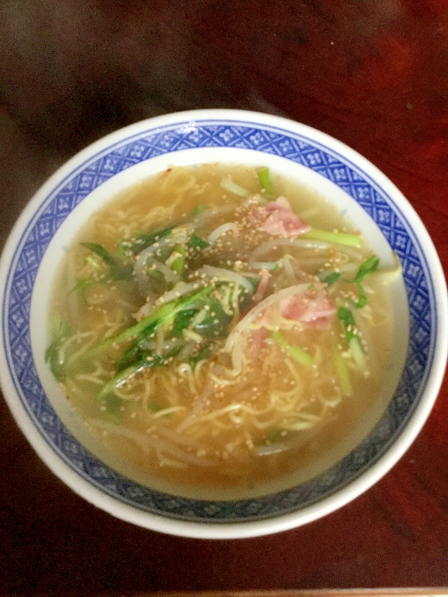 水菜とベーコンの塩ラーメン。