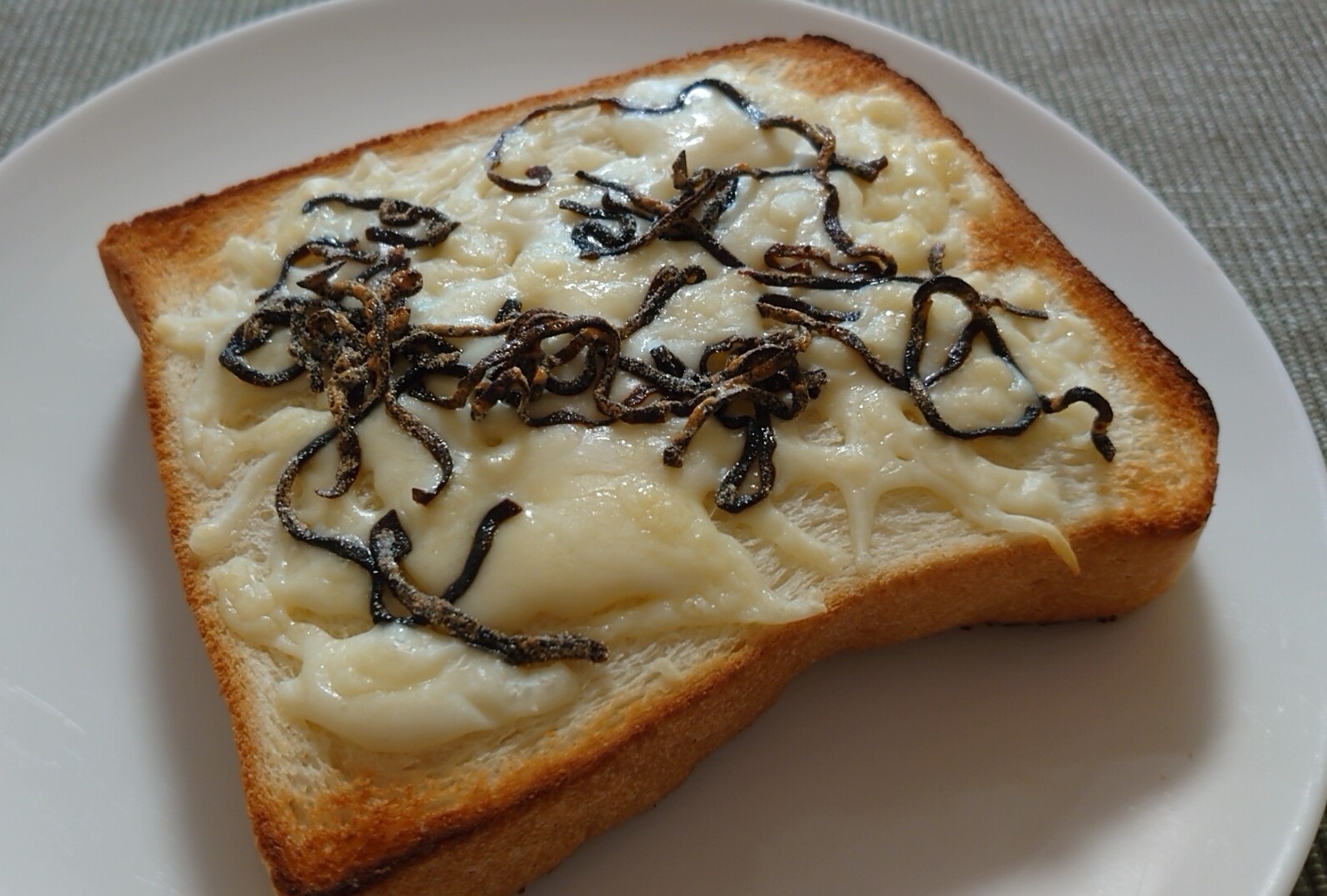 ご飯に合うものはパンにも合う！塩昆布チーズトースト