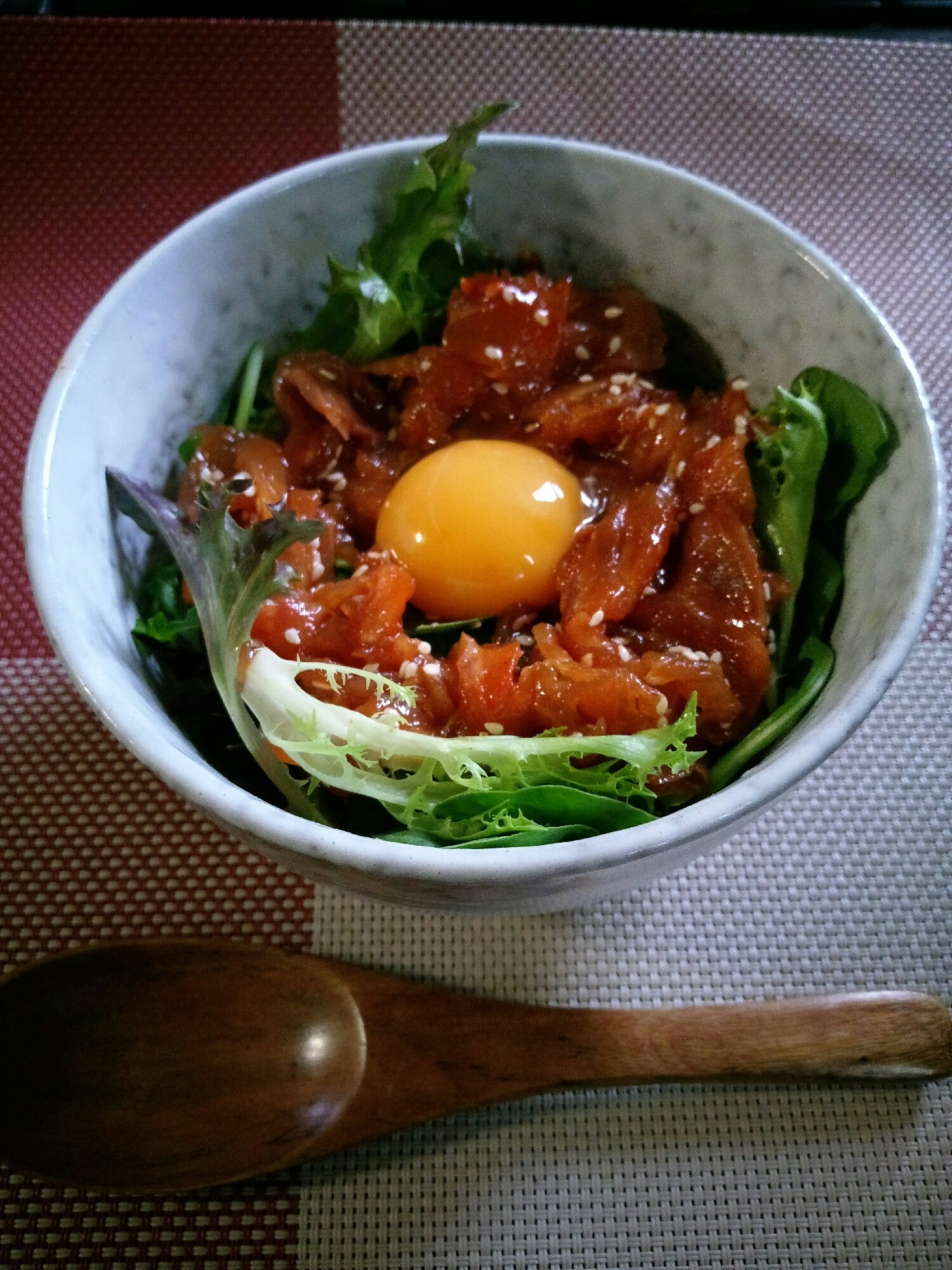 スモークサーモンで簡単!ユッケ丼