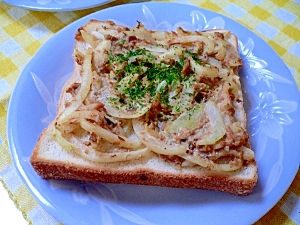 まぐろフレークと玉葱のトースト