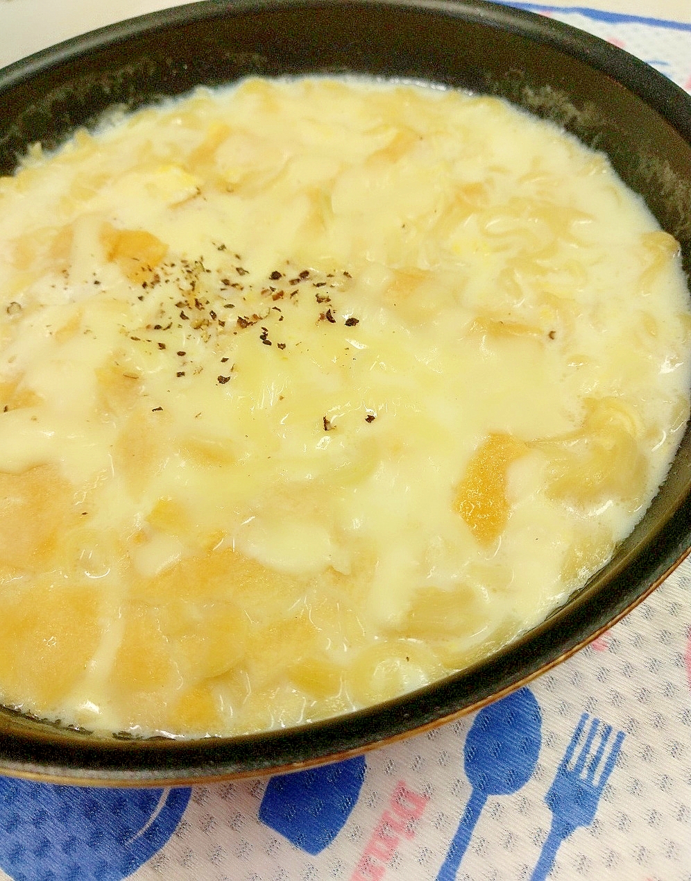 袋麺アレンジ(^^)ポテチ+チーズカルボナーラ風♪