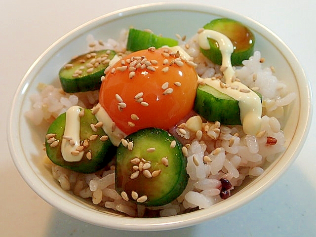 醤油マヨで　卵黄と胡瓜のぬか漬けの雑穀ご飯