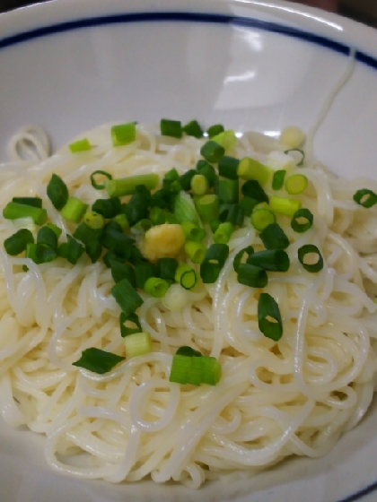 たっぷり刻みネギとおろし生姜のぶっかけそうめん