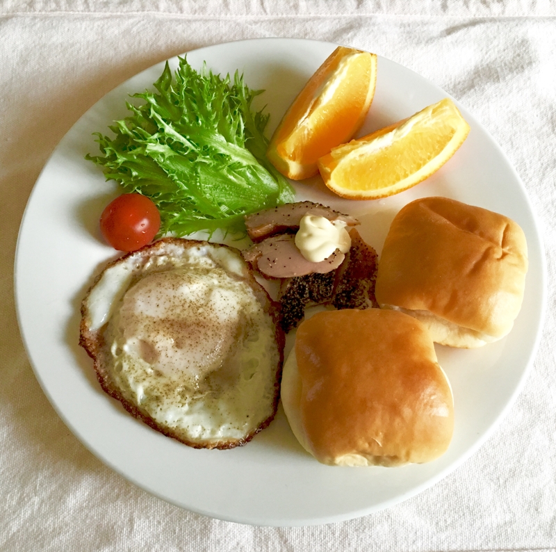 カリトロ目玉焼きとミニぱんパストラミチキン朝ご飯♡