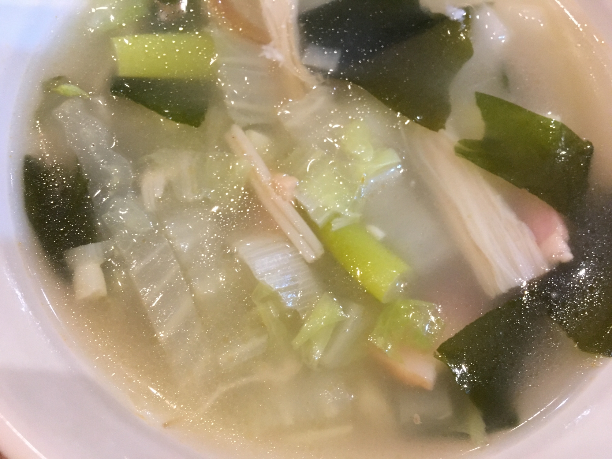 白菜とねぎとわかめとえのきとベーコンのスープ