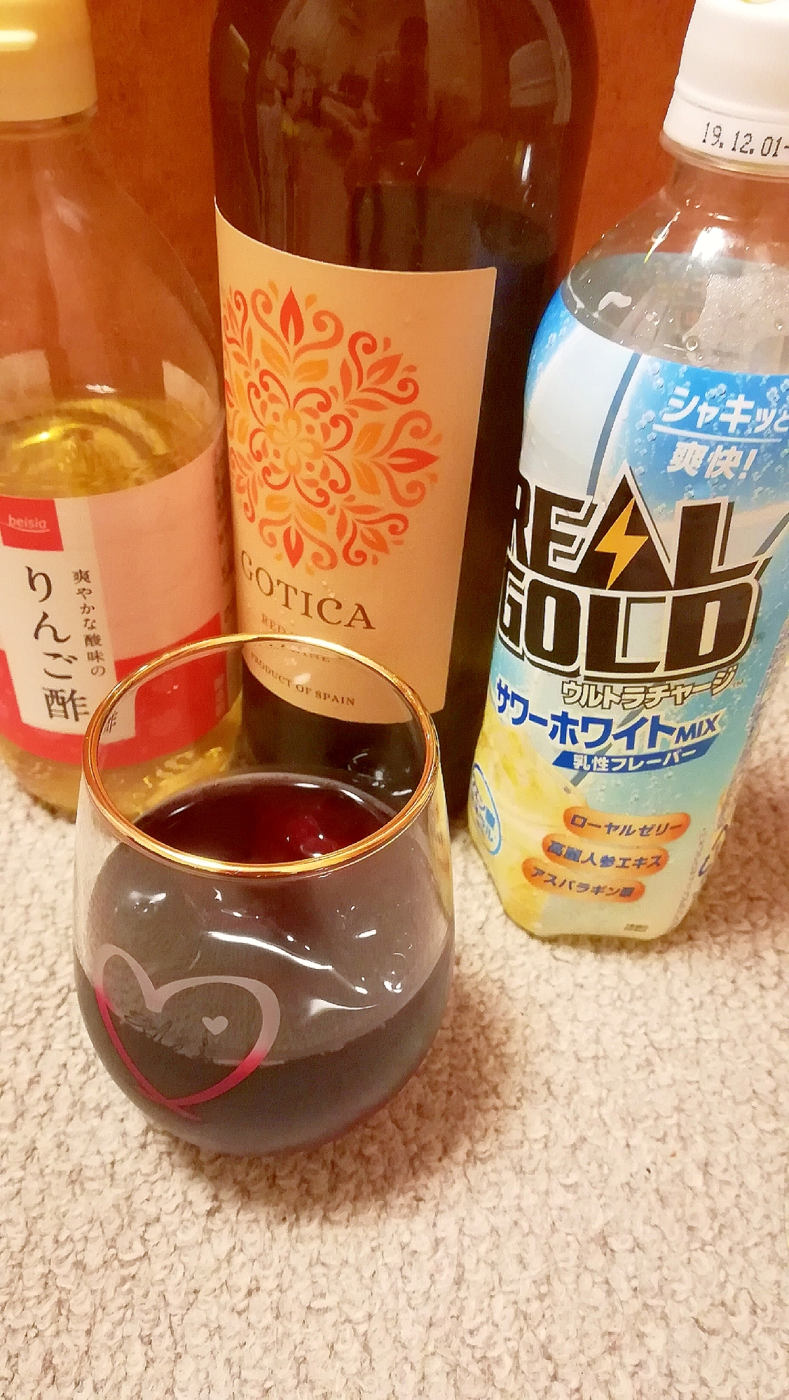 リアルゴールドと赤ワインとりんご酢のお酒