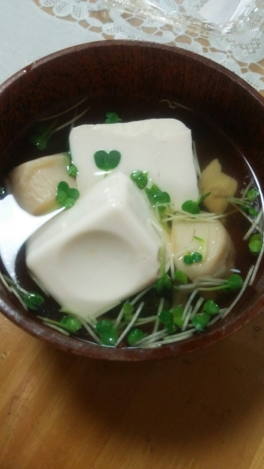 豆腐とほぼホタテと貝割れのおすまし