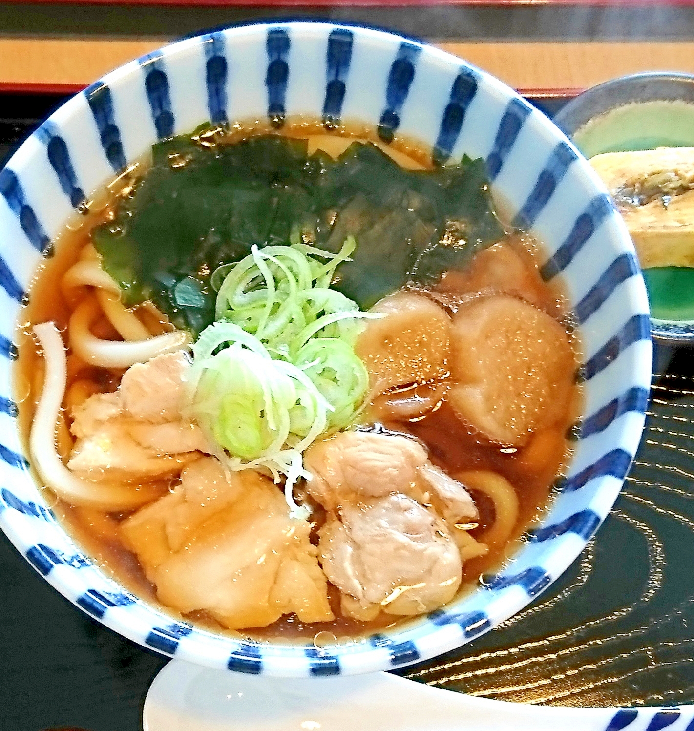 鶏肉とお麩とわかめのうどん