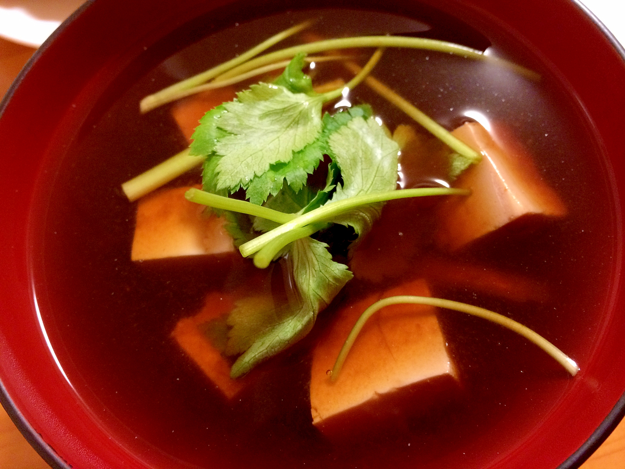 豆腐と三つ葉の赤だし味噌汁