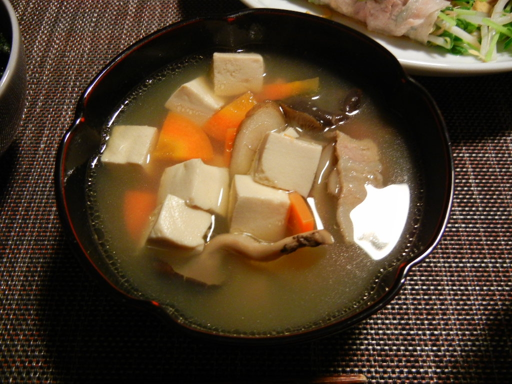 豆腐とヒラタケとニンジンとごぼうの豚汁