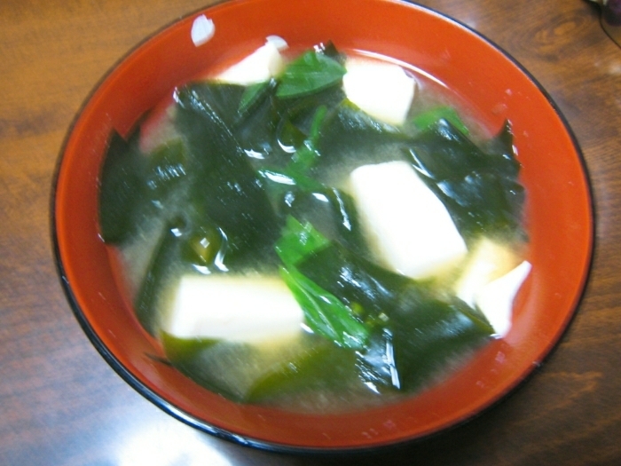 小松菜とワカメと豆腐の味噌汁