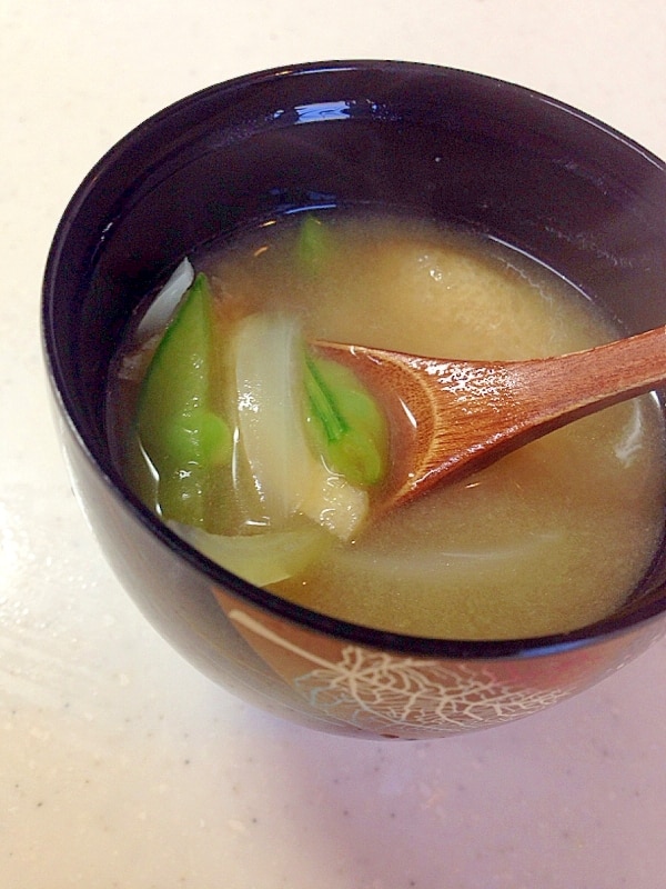 砂糖サヤエンドウと玉ねぎと油揚げのお味噌汁 レシピ・作り方 by