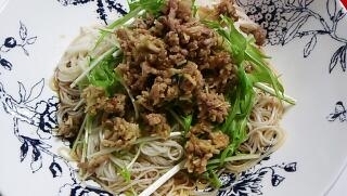 牛肉そぼろのせそうめん