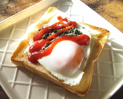 ピザトースト 目玉焼きのせて