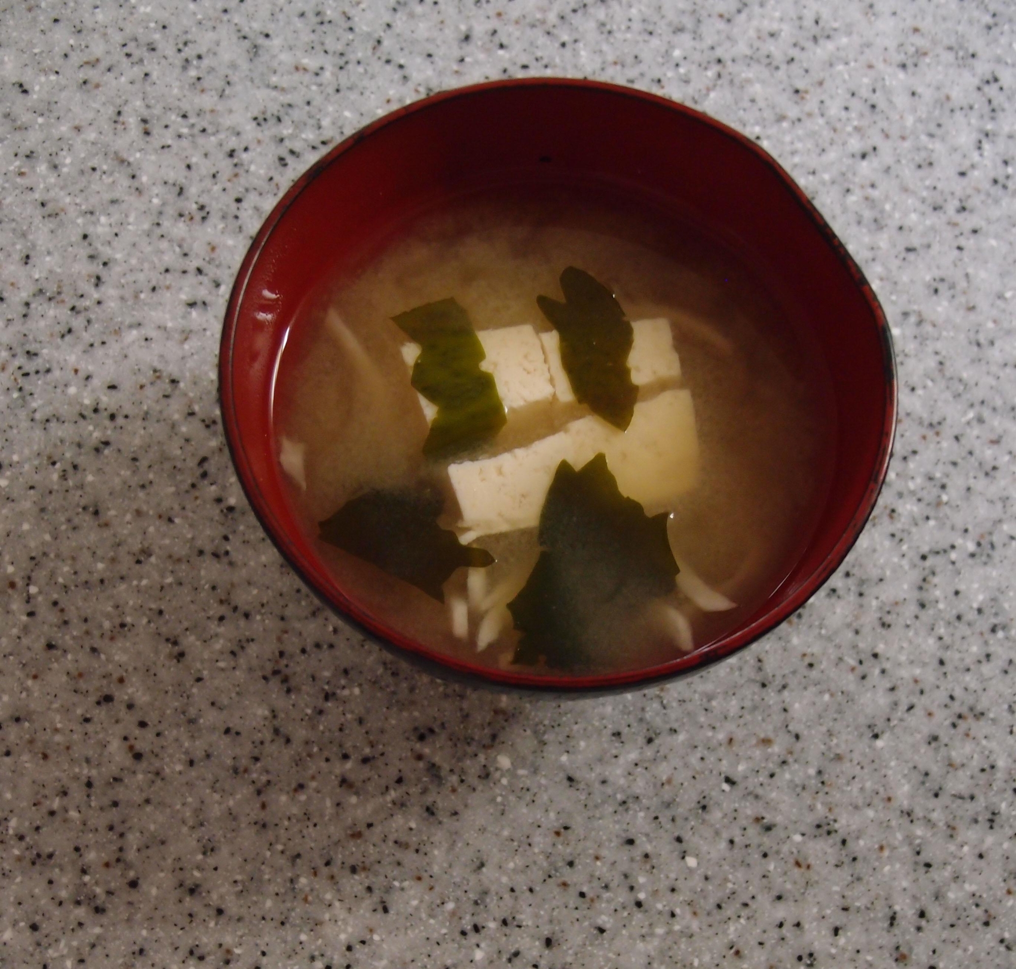 キャベツの茎の千切りとわかめと豆腐のお味噌汁