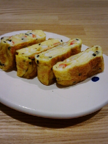 プチプチごまにカニカマで色も綺麗な美味しい卵焼き♡ごちそうさまでした(^O^)