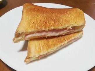 ハムととろけるチーズのホットサンド