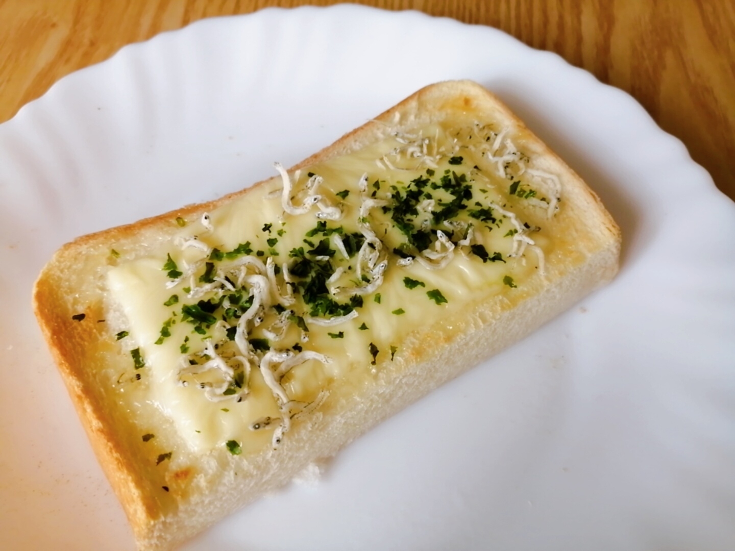ちりめんじゃこ(徳島県産)とあおさのチーズトースト